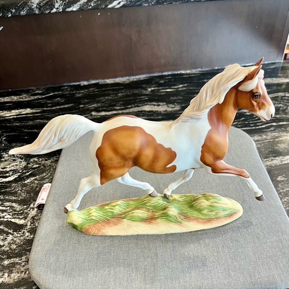 Franklin Mint Misty of Chincoteague Pinto Horse statue by Pamela Du Boulay - Picture 5 of 11